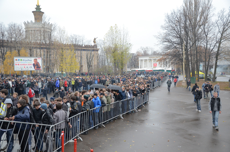 Igromir 2010 - "Early morning, bad weather conditions, and a long waiting line for entrance to the exhibition"