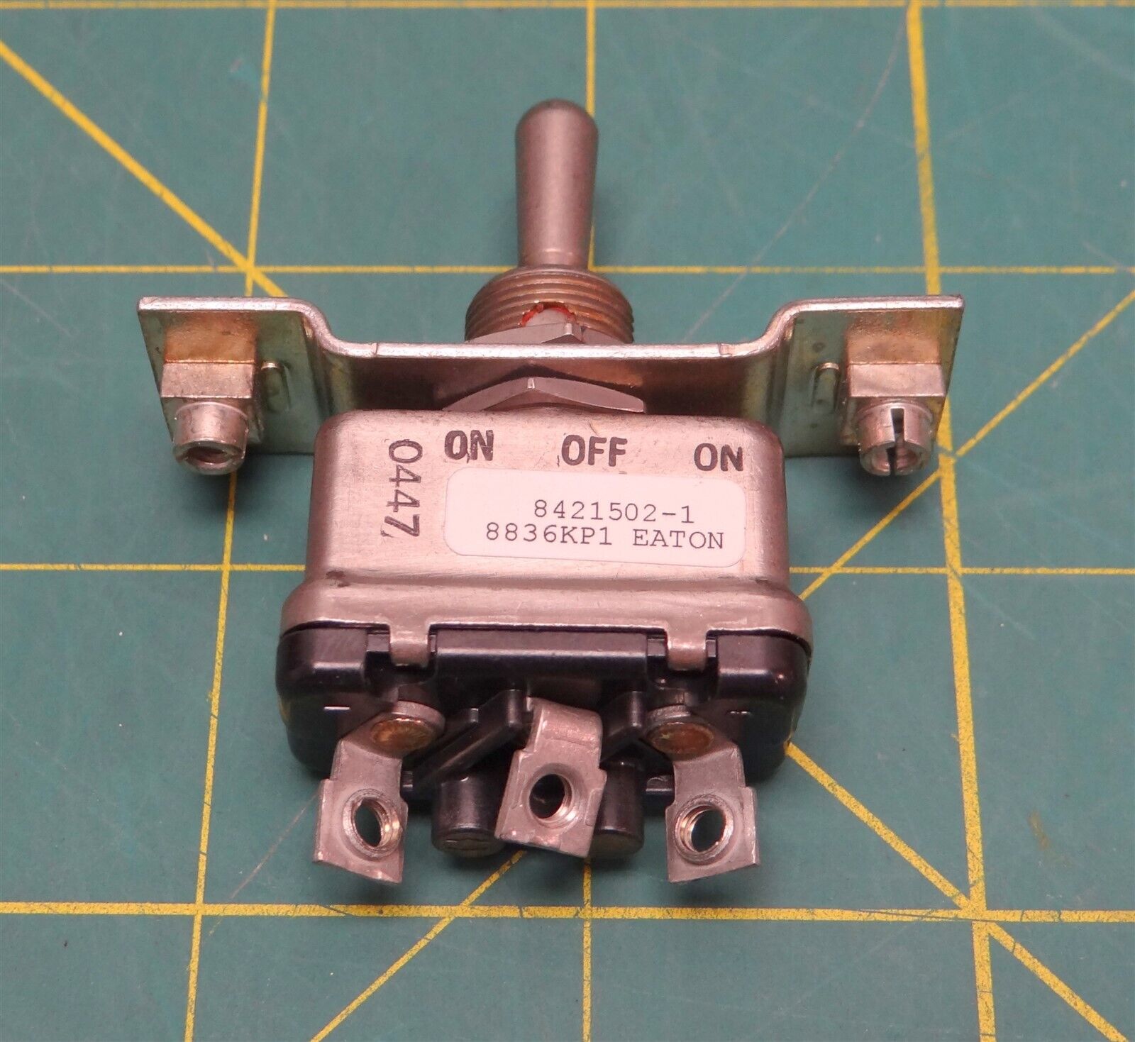 Eaton 8836KP1 Toggle Switch 3-Position 220VAC/28 VDC 84215021 NSN 5930012312513 